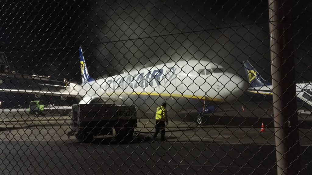 Enteisung eines Ryanair-Flugzeuges
